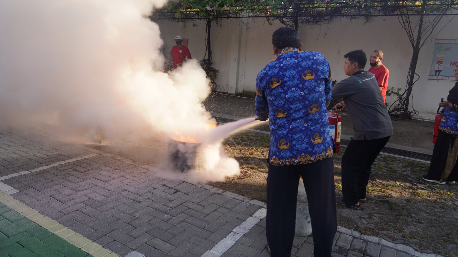 BBTKLPP Yogyakarta Dorong Sigap Tanggap Darurat Pegawai Melalui Simulasi Penanganan Kebakaran